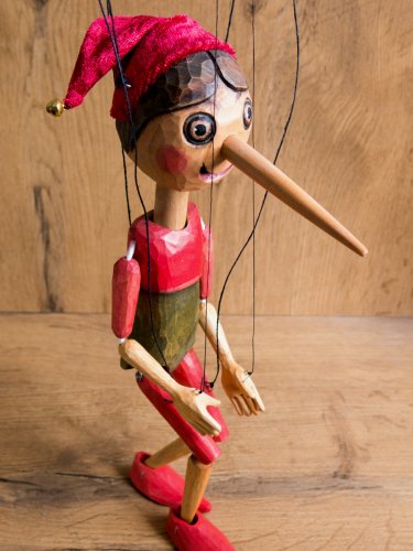 Dřevěný Pinokio v červené čepičce